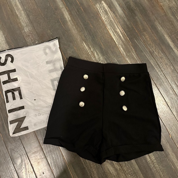 SHEIN Privé High Waist Button Detail Shorts - Picture 3 of 3